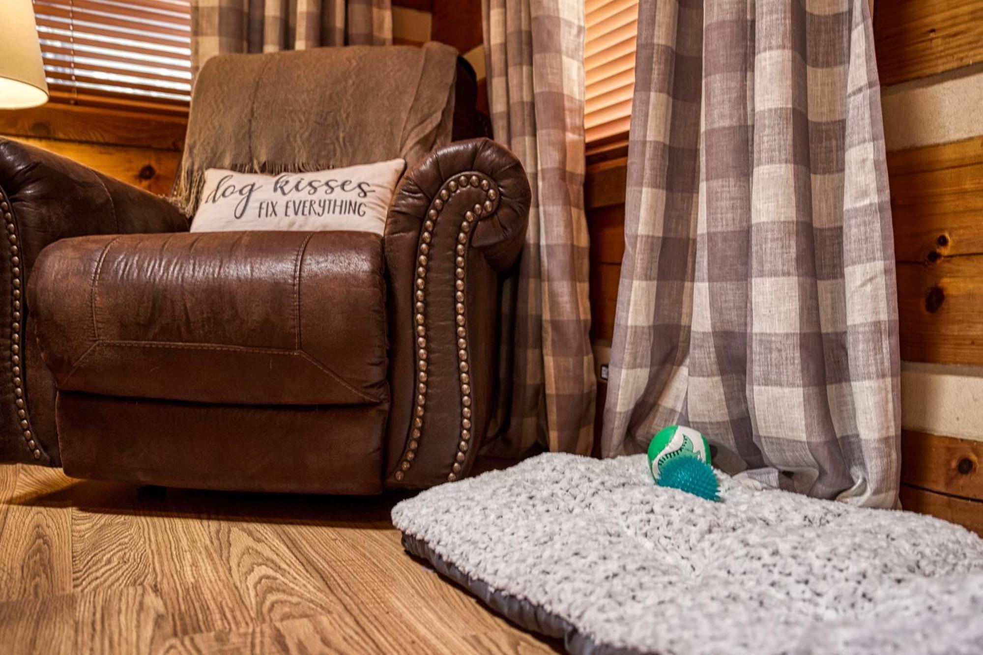 Fantastic Pet Friendly Cabin, Hot Tub, Fire Pit Sevierville Exterior photo